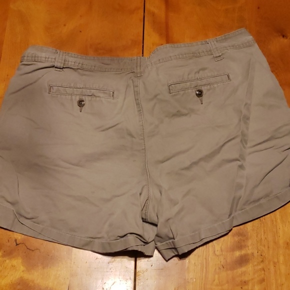 GAP khaki cuffed shorts - Picture 2 of 4